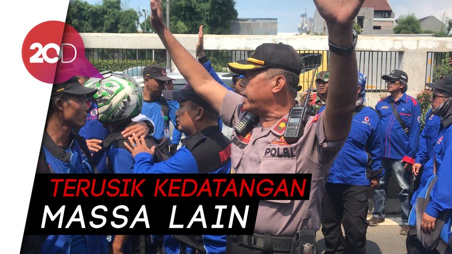 Tegang! Massa Demo Buruh dan Jiwasraya Gesekan di Depan DPR