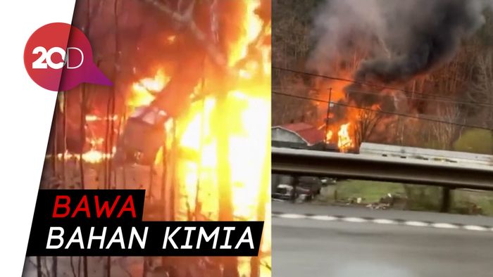 Video Dramatis! 2 Kru Selamat Usai Kereta Tergelincir-Terbakar