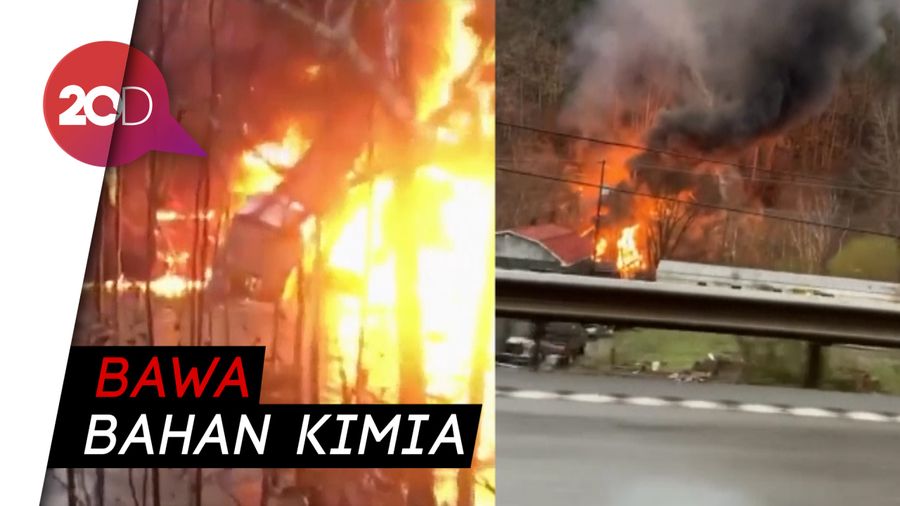 Video Dramatis! 2 Kru Selamat Usai Kereta Tergelincir-Terbakar