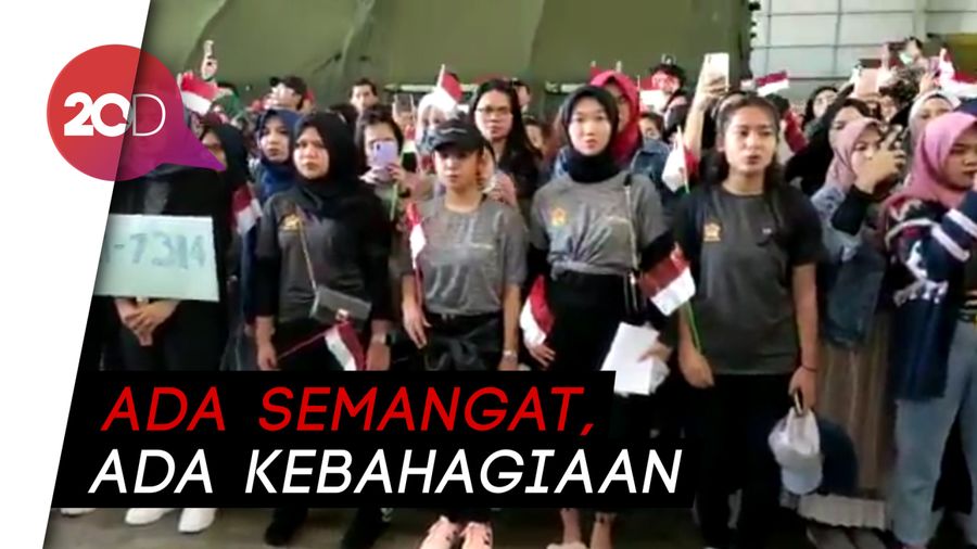 Gema Indonesia Raya saat WNI Diberangkatkan dari Natuna ke Jakarta