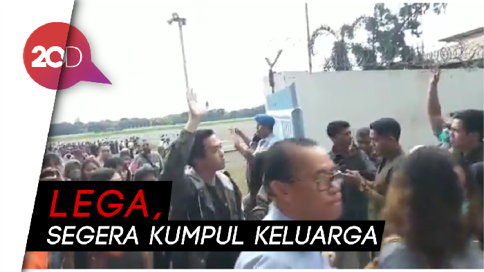 Momen Bahagia WNI yang Diobservasi di Natuna Tiba di Jakarta