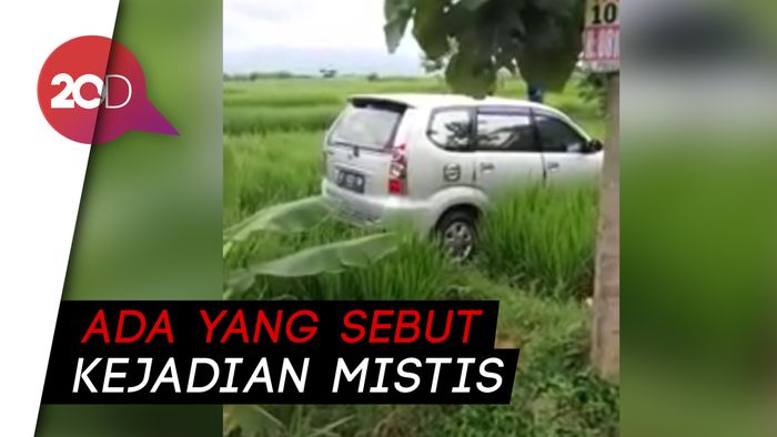 NTMC Polri Respons Heboh Video Mobil Terbang ke Tengah Sawah