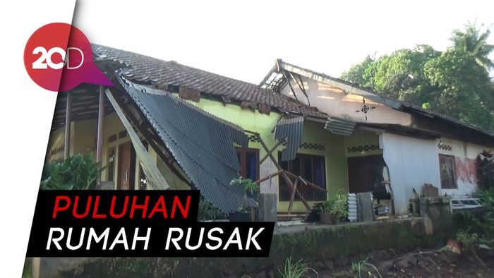 Puting Beliung Rusak Puluhan Rumah di Purwakarta