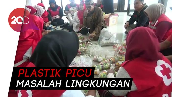 Relawan Bencana Kelola Limbah Plastik di Sukabumi