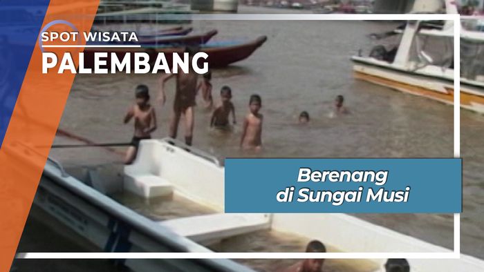 Berenang di Sungai Musi Palembang