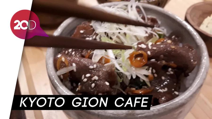 Menyantap Makanan Khas Jepang di Atas Tikar Tatami