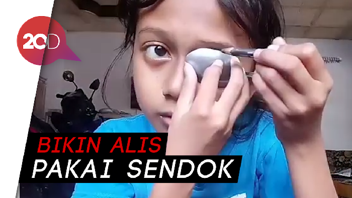 Gemasnya Aksi Tutorial Make Up ke Warung Ala Gadis Cilik Ini