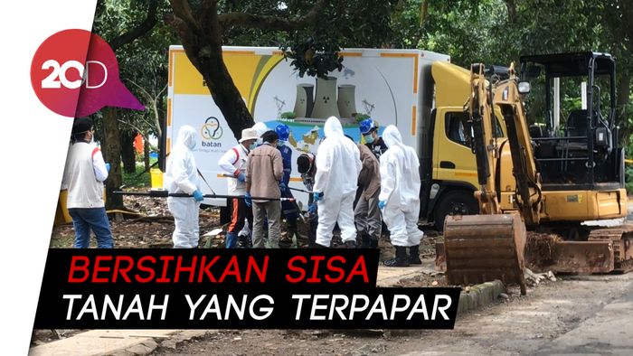 Pembersihan Radioaktif Lanjut, Ekskavator dan 100 Drum Dikerahkan