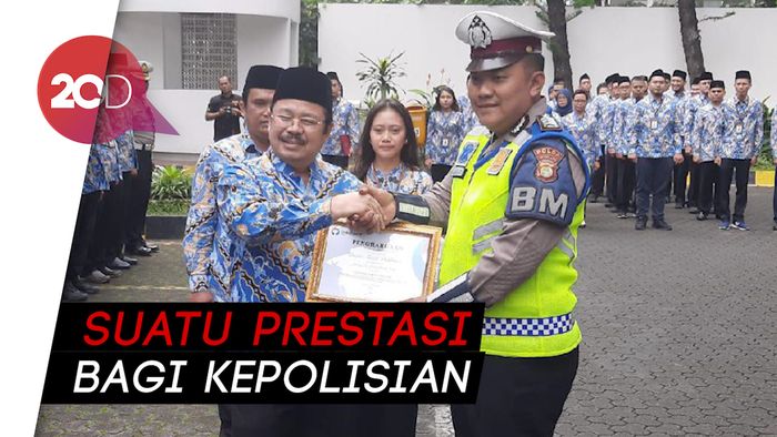 Polisi yang Gendong Warga Diberi Penghargaan oleh Ombudsman 