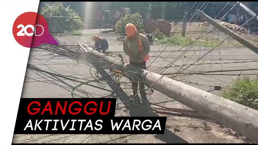 Tiang Listrik Tumbang di Mamuju, Kabelnya Tutupi Jalan