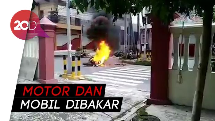 Jelang Persebaya Vs Arema, Massa Suporter Bakar Motor dan Mobil di Blitar