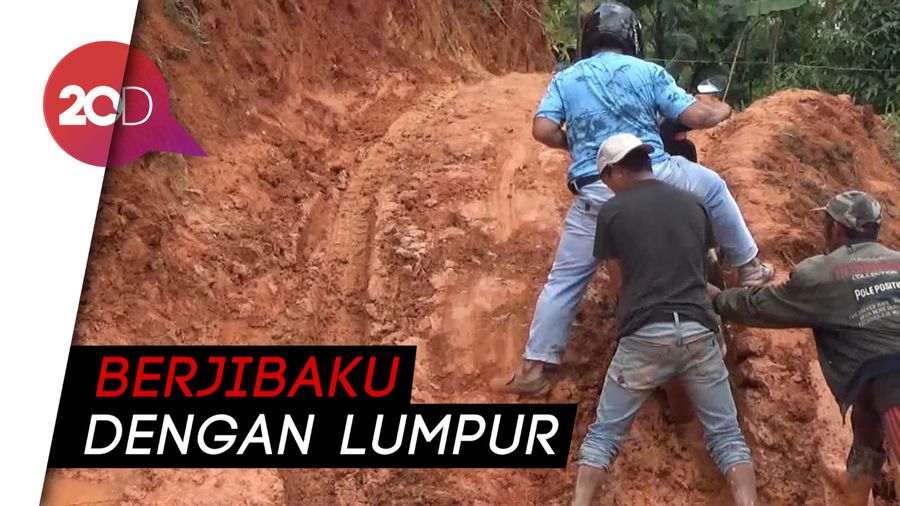 Potret Perjuangan Warga Melintasi Jalan Longsor di Mamasa, Sulbar