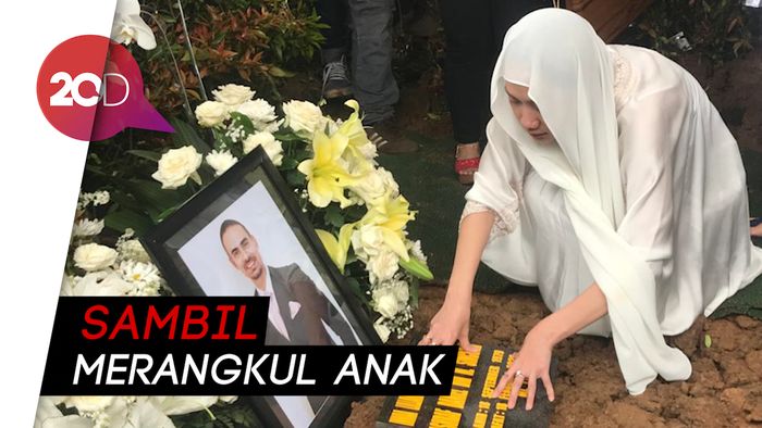 Tangis BCL Pecah Saksikan Pemakaman Suami