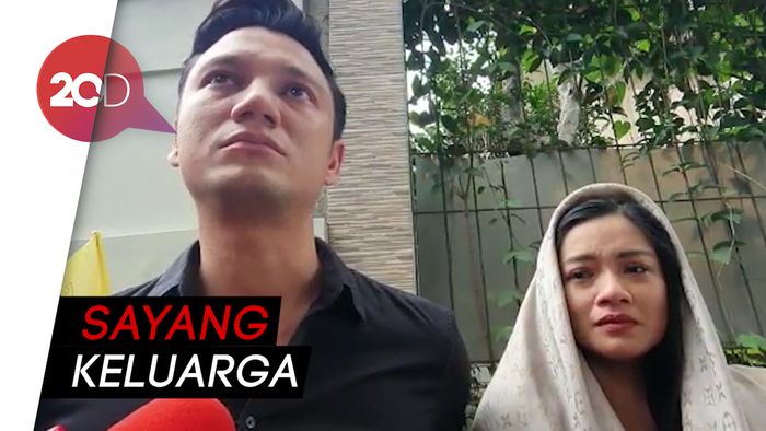 Tangis Titi Kamal dan Christian Sugiono Kenang Ashraf Sinclair