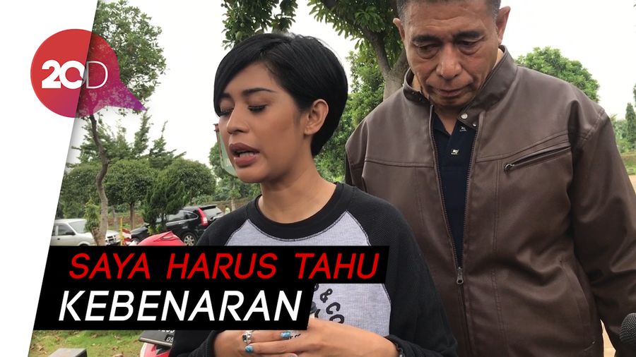 Isak Tangis Karen Pooroe Hadiri Proses Autopsi Sang Anak