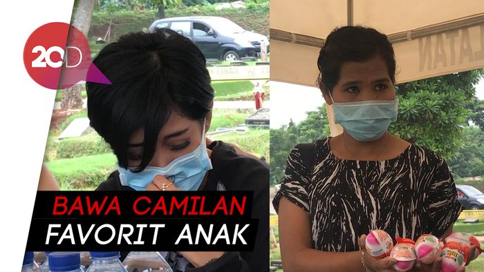 Masuk Tempat Autopsi Anak, Karen Pooroe Menangis Histeris