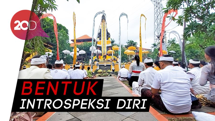 Umat Hindu Khidmat Peringati Galungan di Pura Aditya Jaya