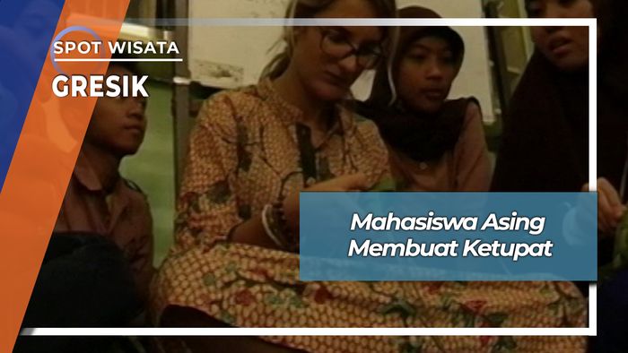 Mahasiswa Bule Belajar Membuat Ketupat di Kebomas Gresik