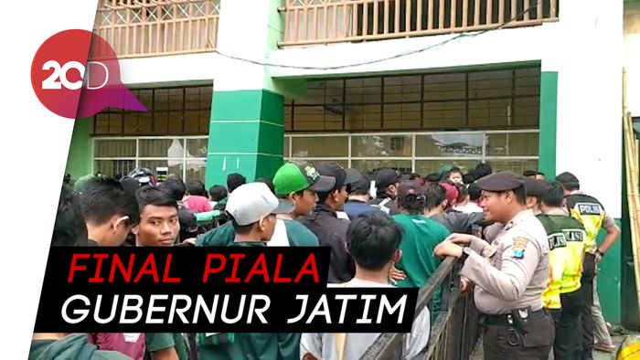 Antrean Suporter Berburu Tiket Persebaya Vs Persija