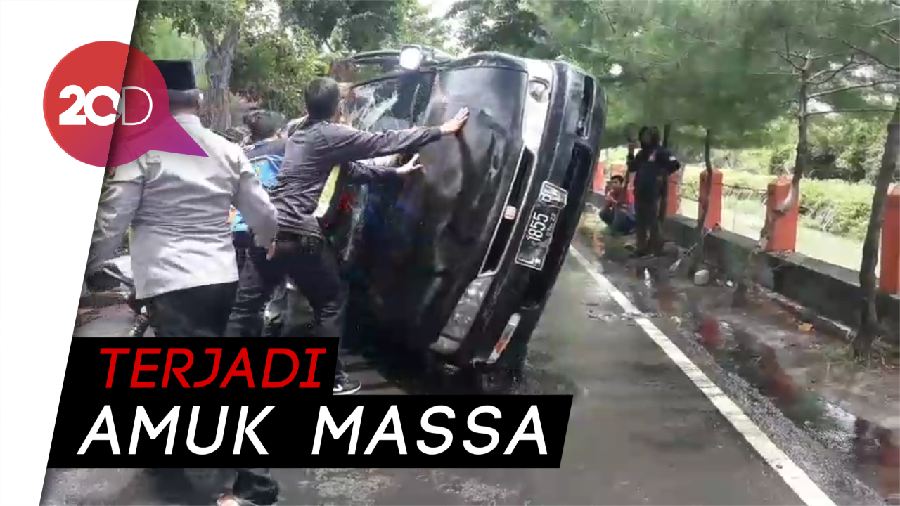 Sedan Dibakar Massa Usai Tabrak Lari, Pengemudi Babak Belur