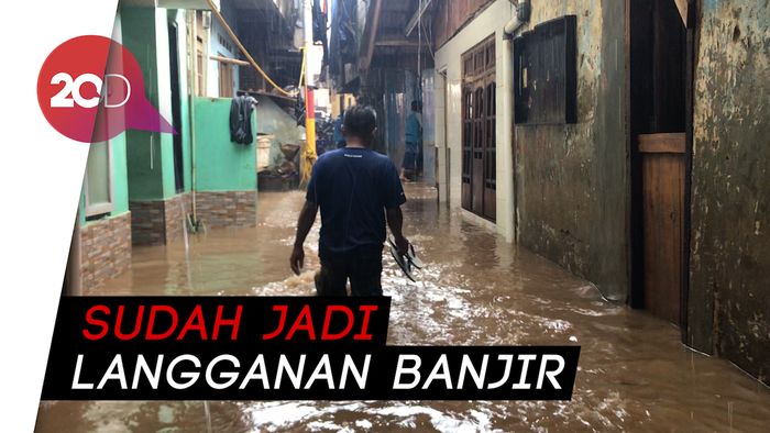 Banjir di Wilayah Bantaran Ciliwung Surut, Warga Mulai Bebersih