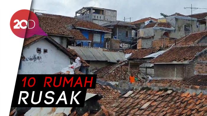 Puting Beliung Terjang Sukabumi, Genting-Genting Rumah Warga Terbang