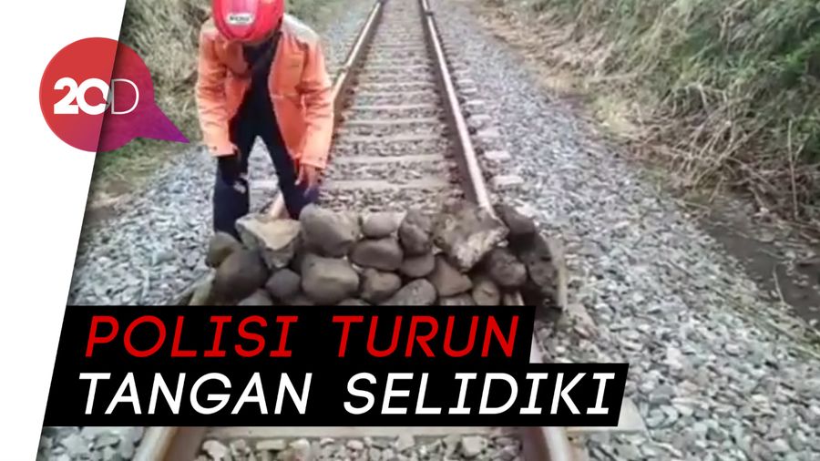 Bahaya! Siapa Tumpuk Batu Besar di Tengah Rel Lumajang?