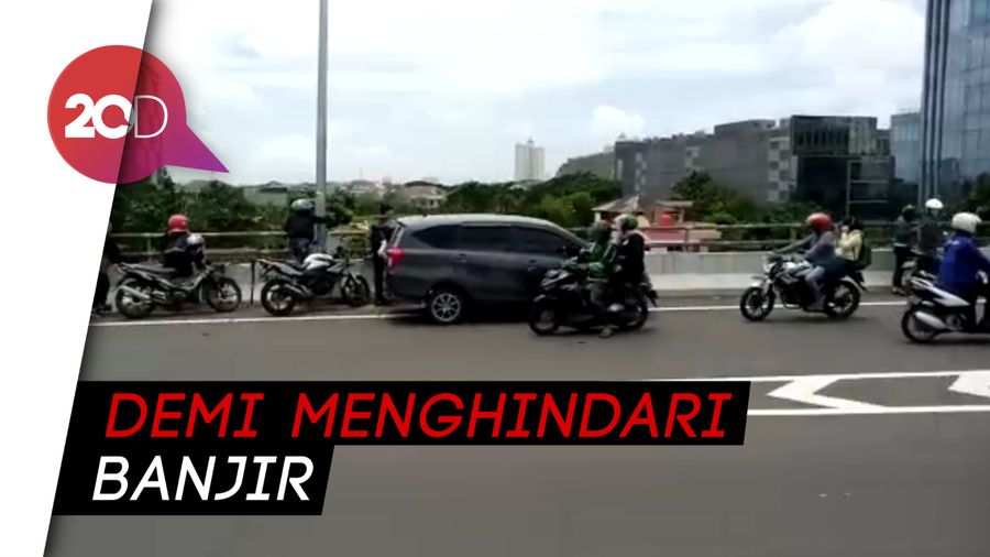 Jakarta Kebanjiran, Motor Nekat Masuk Tol