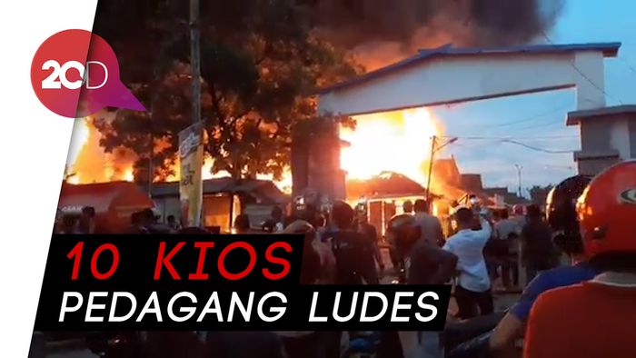 Kebakaran Hebat Landa Pasar Sentral Sinjai, 10 Kios Ludes!