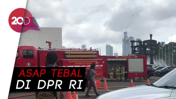 Asap Tebal Selimuti DPR, 11 Damkar Terjun ke Lokasi