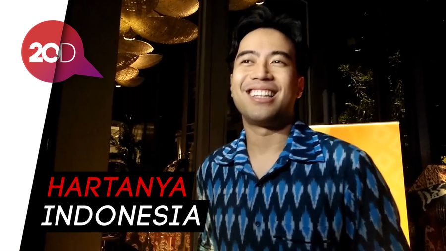 Pakai Baju Tenun, Vidi Aldiano Dukung Karya Fashion Indonesia
