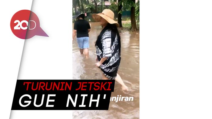 Aksi Santai Jennifer Jill Banjir-banjiran di Kompleks Rumahnya