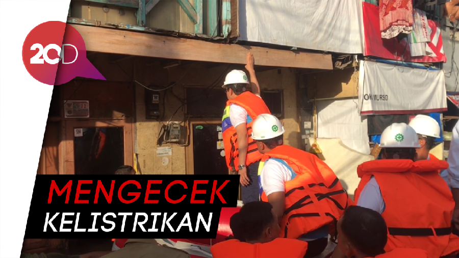 Naik Perahu,  Bos PLN Inspeksi Listrik Daerah Banjir Jakarta