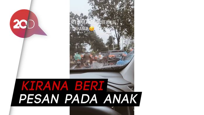 Jakarta Banjir, Kirana Larasati Repot Antar Anak Sekolah