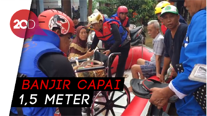 Lansia Dievakuasi Dari Lokasi Banjir di Perumnas 1 Bekasi