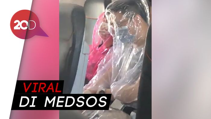 Penumpang Pesawat Bungkus Diri Pakai Plastik karena Takut Corona