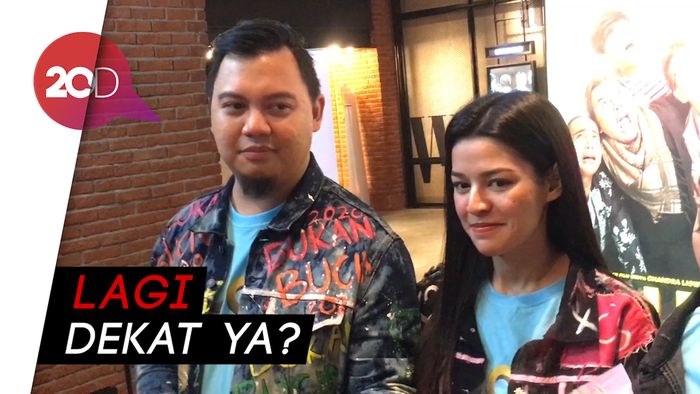 Cie! Susan Sameh Dikasih Bunga Nih Sama Chandra Liow