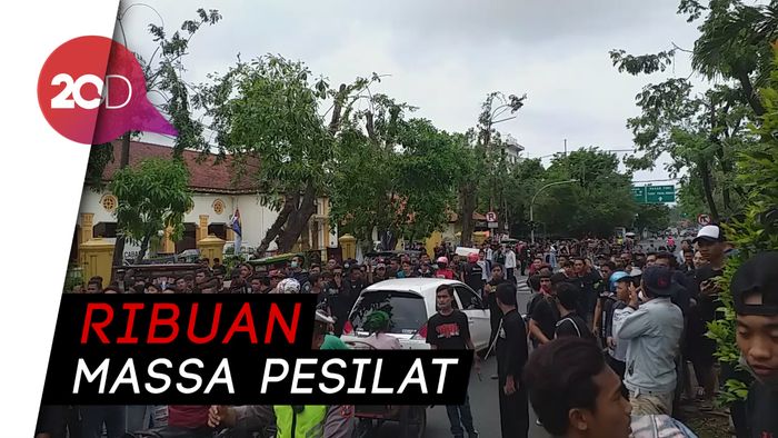 Pria Dikeroyok Massa PSHT saat Kawal Sidang Rekannya di PN Surabaya