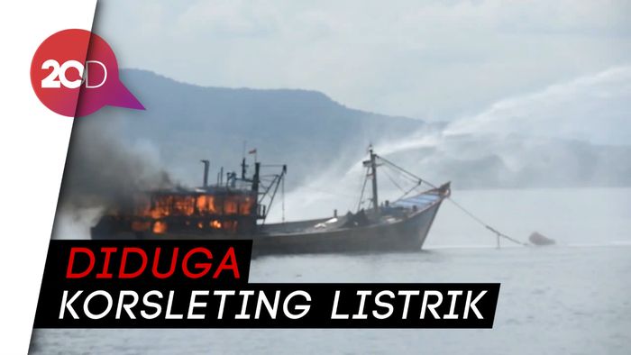 Detik-detik Kapal Ikan Terbakar di Selat Bali