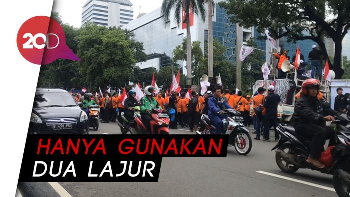 Karyawan Pos Indonesia Demo, Jalan Medan Merdeka Selatan Tersendat