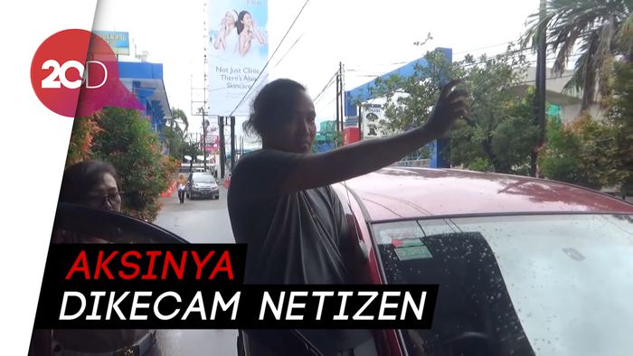 Pritt! Pria Ini Ditilang karena Kemudikan Mobil di Tol Sambil Berdiri