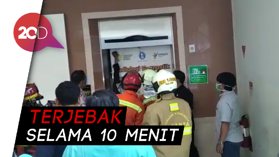 Detik-detik Evakuasi 17 Orang Terjebak di Lift Jaktim
