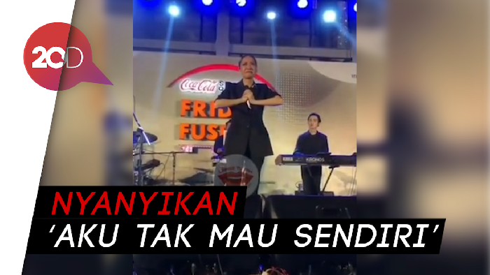 Tampil Lagi Usai Ashraf Meninggal, BCL Menangis di Panggung