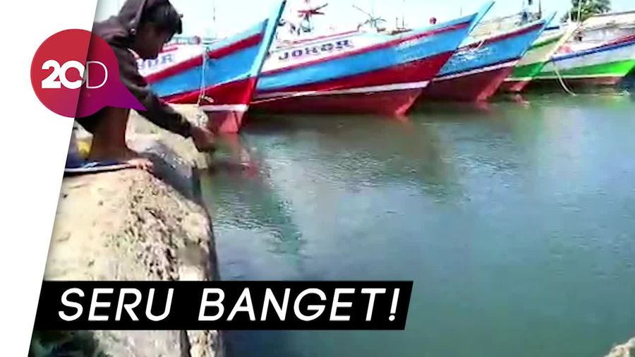 Bukan Kail, Nelayan di Palabuhanratu Mancing Ikan Pakai Botol