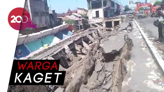 8 Ruko Ambruk karena Jalan Tepi Sungai Ambruk, 2 Alat Berat Dikerahkan
