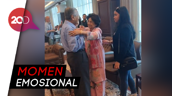Pelukan Istri Untuk Mahathir Saat Pelantikan Muhyiddin Yassin