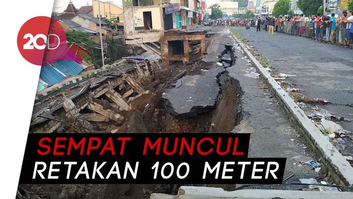 Penampakan Jalan di Tepi Sungai Jompo Ambles, 8 Ruko Ambruk