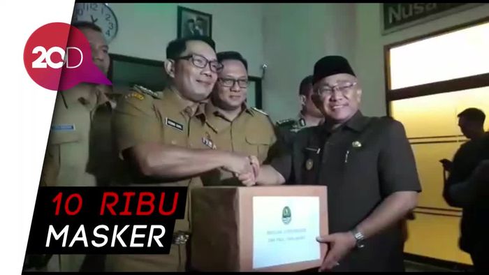 Ridwan Kamil Beri 10 Ribu Masker ke Wali Kota Depok