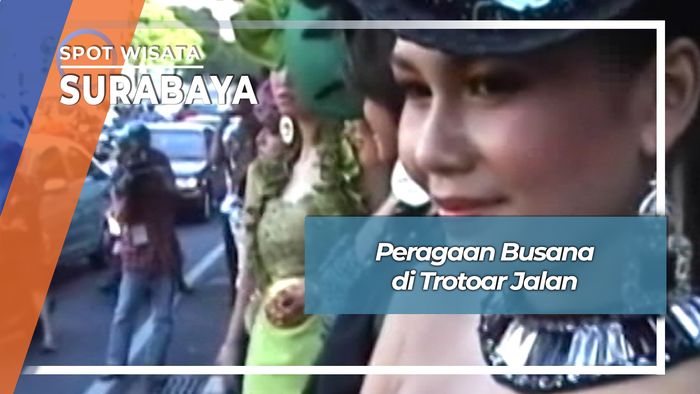 Uniknya Peragaan Busana di Trotoar Jalan Surabaya
