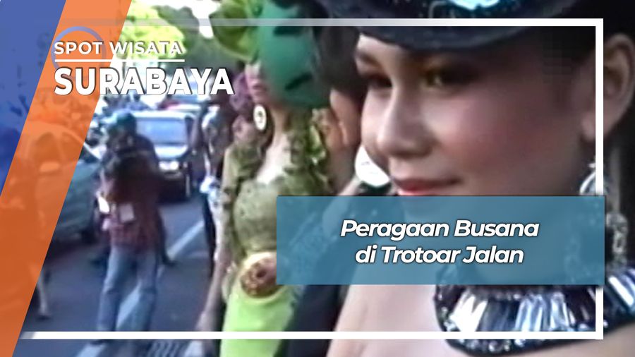 Uniknya Peragaan Busana di Trotoar Jalan Surabaya